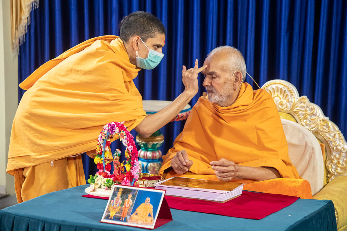 Uttamyogi Swami performs pujan of Swamishri