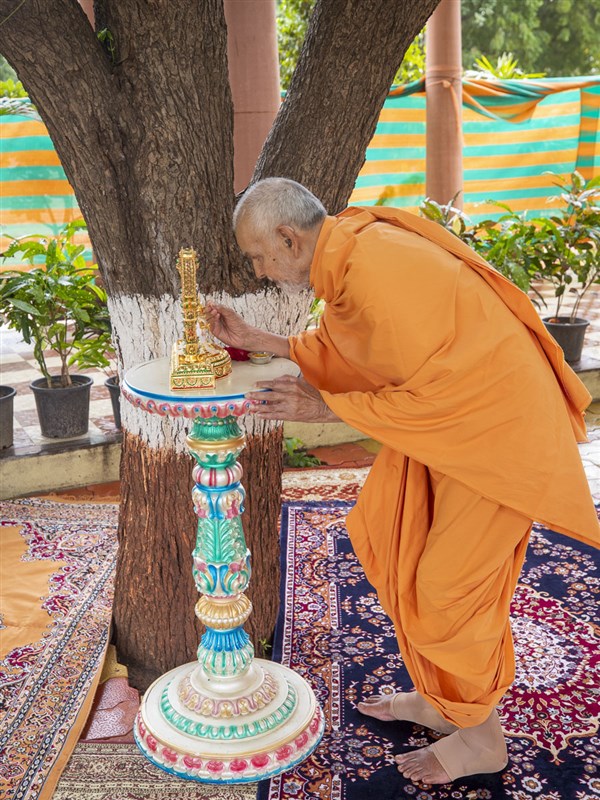 Param Pujya Mahant Swami Maharaj performs pujan of Shri Harikrishna Maharaj, Nenpur, India