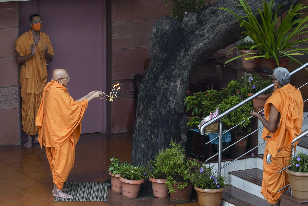 Pujya Tyagvallabh Swami performs the arti