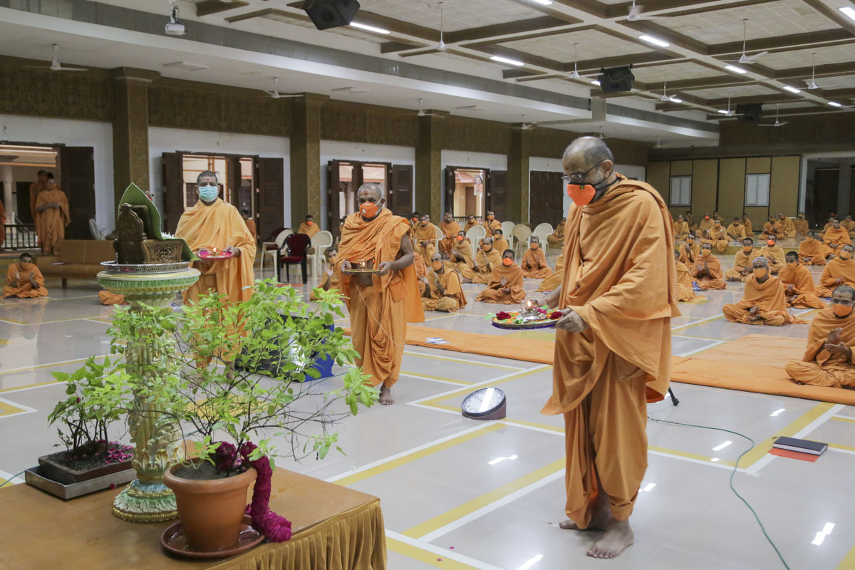 Gnaneshwar Swami and sadhus perform the arti