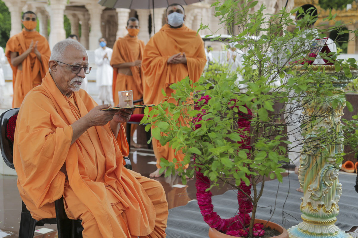 Pujya Doctor Swami performs the arti