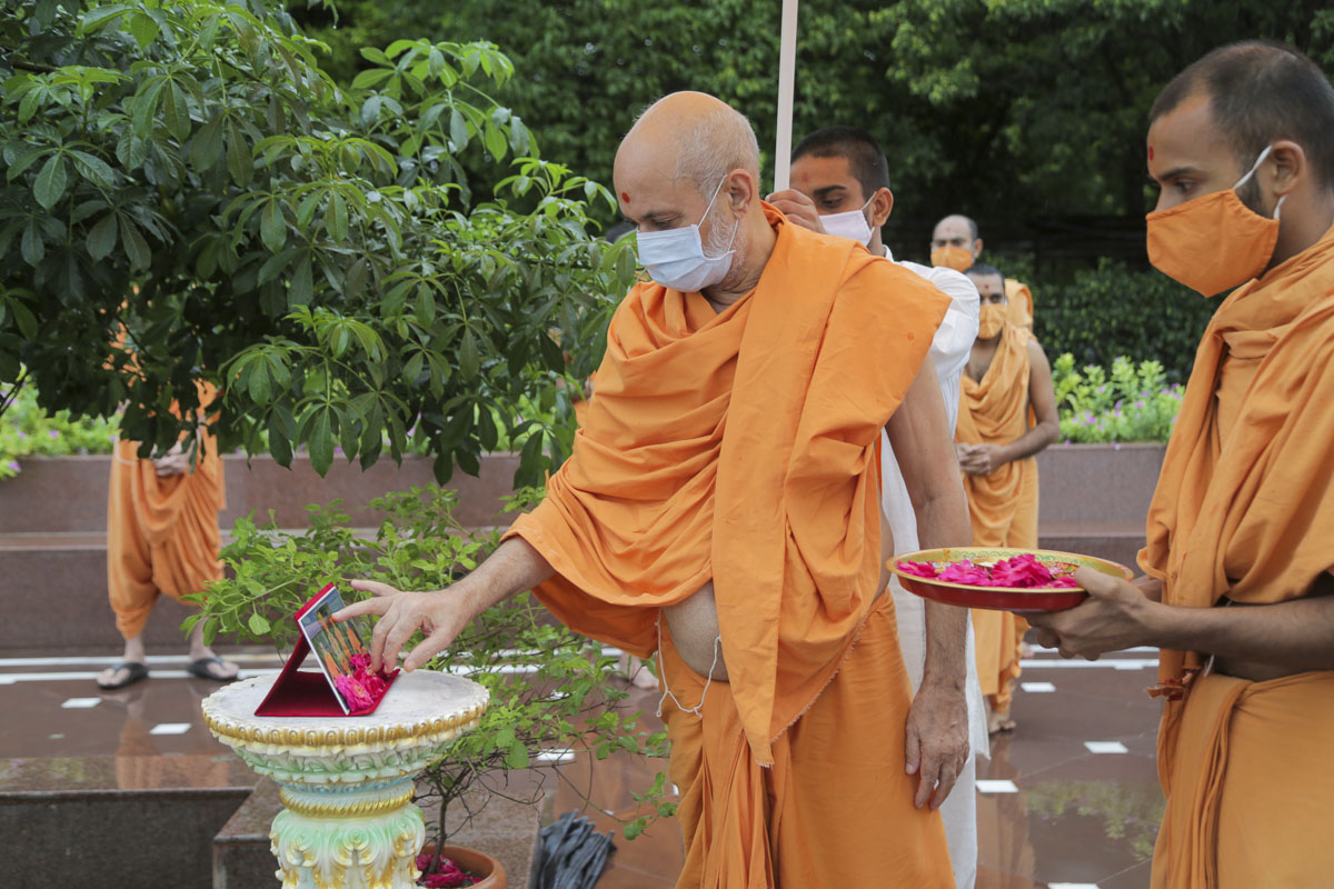 Pujya Viveksagar Swami performs pujan of Thakorji