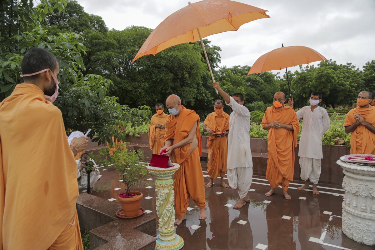 Pujya Viveksagar Swami offers mantra-pushpanjali