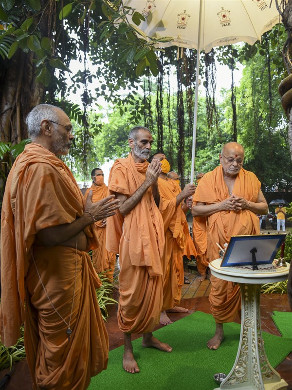 Pujya Ishwarcharan Swami, Anandswarup Swami and sadhus perform Prakruti Pujan at Akshardham, Gandhinagar