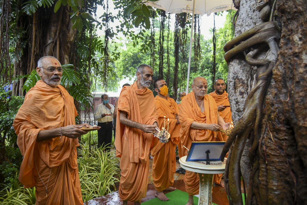 Pujya Ishwarcharan Swami, Anandswarup Swami and sadhus perform the arti