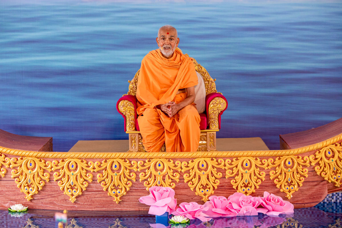 Swamishri blesses the celebration assembly