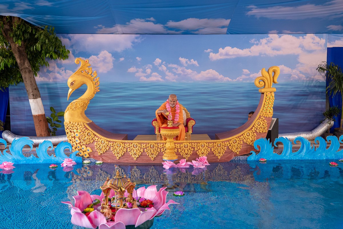 Swamishri bathes Shri Harikrishna Maharaj