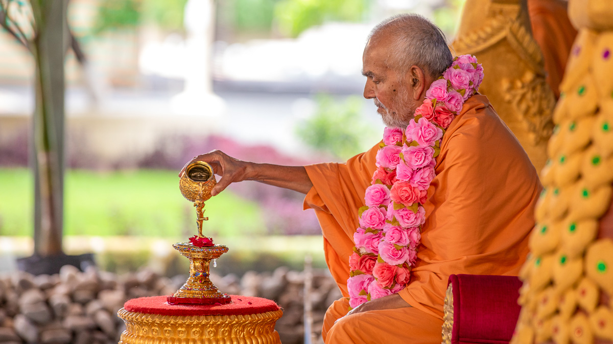Swamishri bathes Shri Harikrishna Maharaj