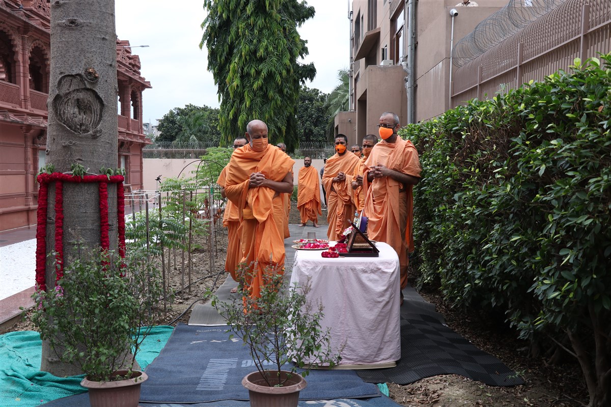 Dharmavatsal Swami, Munivatsal Swami and sadhus during prakruti vandan