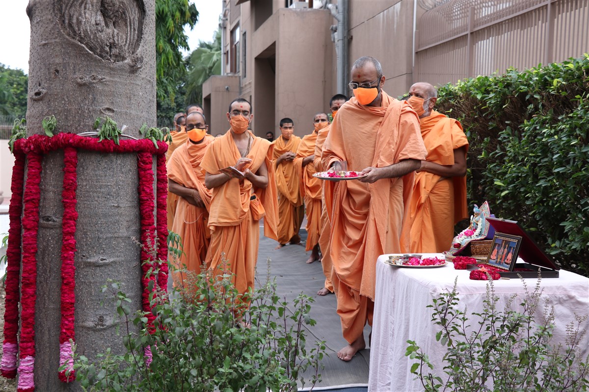 Munivatsal Swami performs the arti