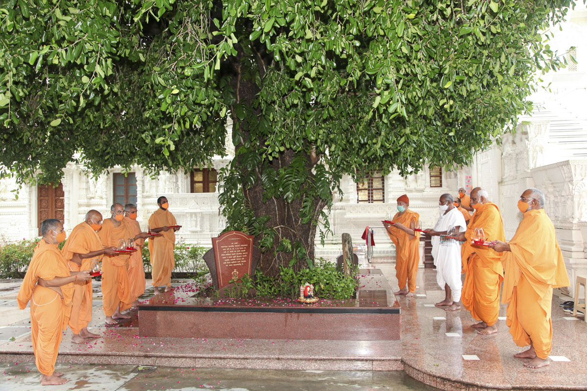 Prakruti Vandan by sadhus in Gondal