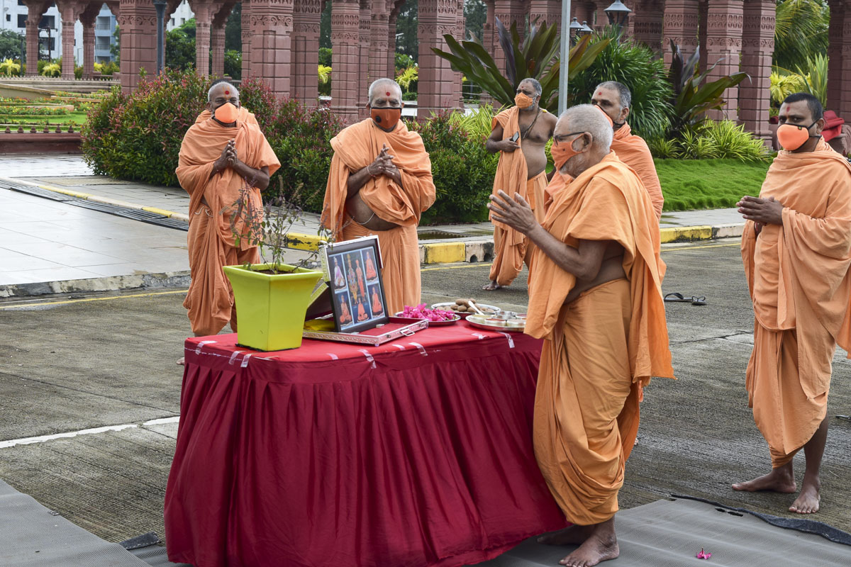 Pujya Kothari Swami and sadhus prays before Thakorji