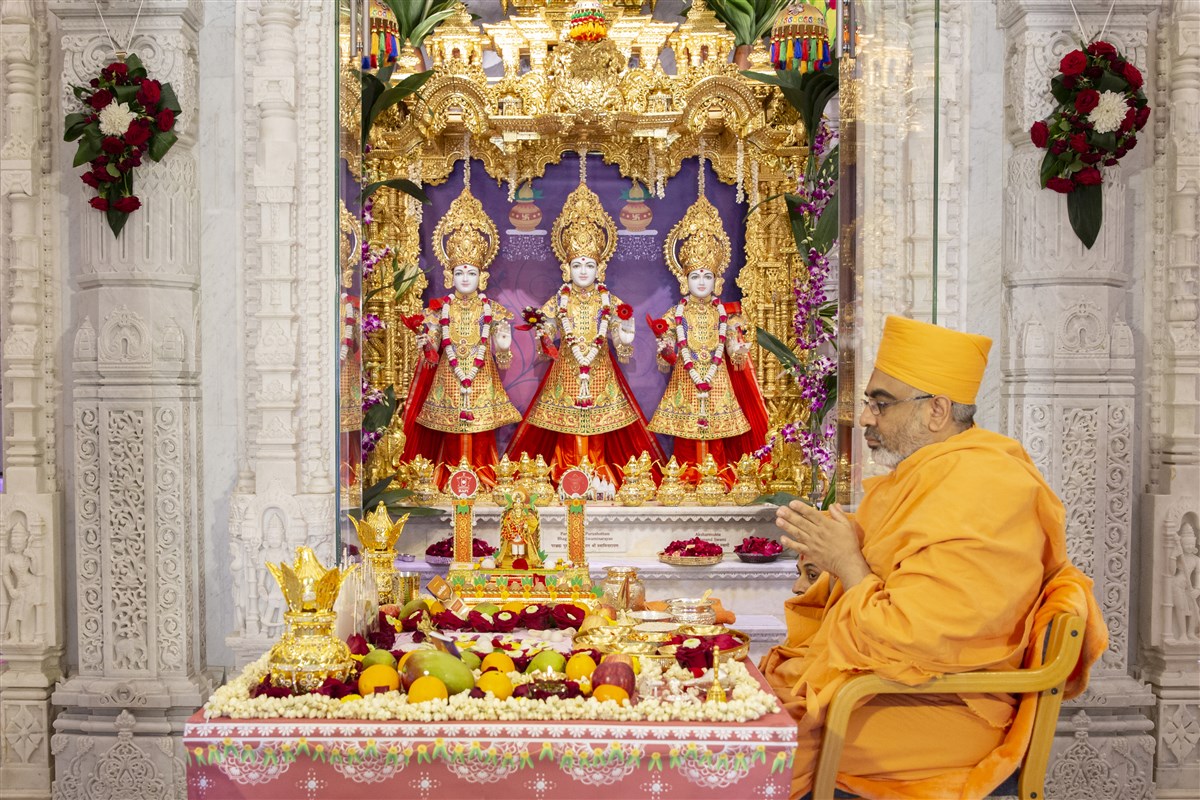 The mahapuja commenced from each shrine with prayers, including before Aksharbrahma Gunatitanand Swami, Parabrahma Purushottam Bhagwan Swaminarayan and Aksharmukta Gopalanand Swami
