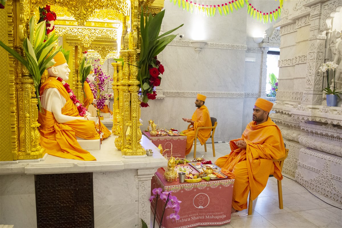 The mahapuja was also performed at the shrines before Brahmaswarup Yogiji Maharaj and Brahmaswarup Pramukh Swami Maharaj
