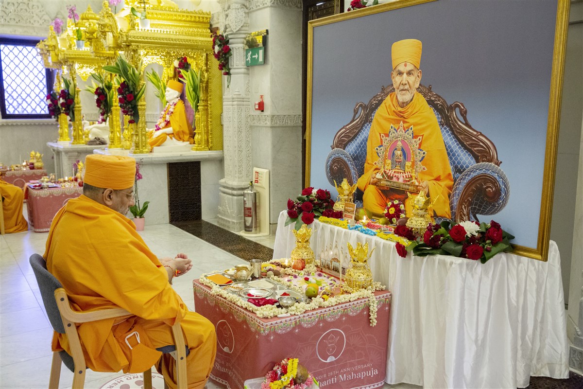 The mahapuja was also performed before the murti of Pragat Brahmaswarup Mahant Swami Maharaj