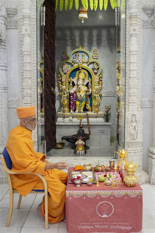The mahapuja was also performed at the shrine before Shri Ganeshji