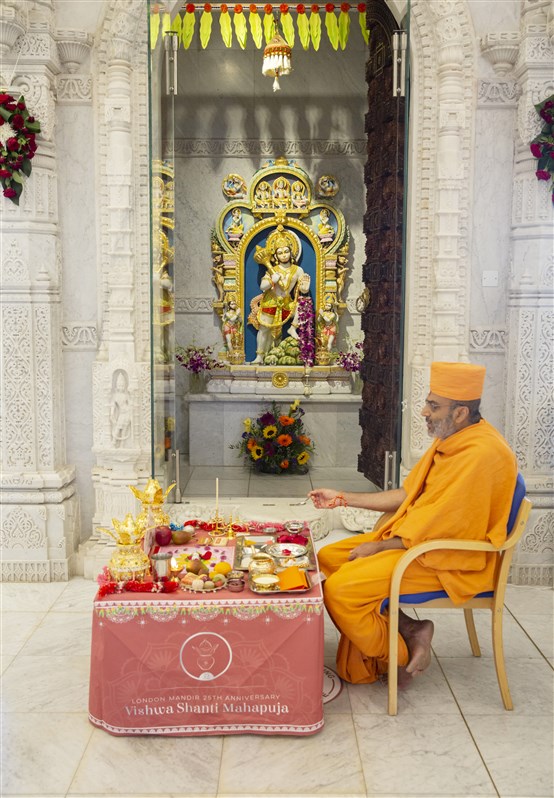The mahapuja was performed at the shrine before Shri Hanumanji