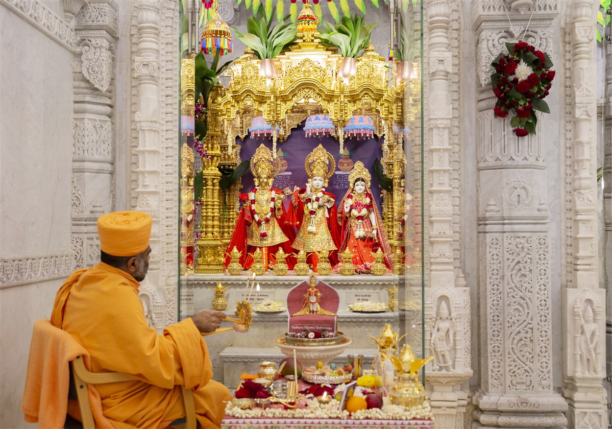 The ceremony of light seeks the blessings of Bhagwan's love, energy and wisdom 