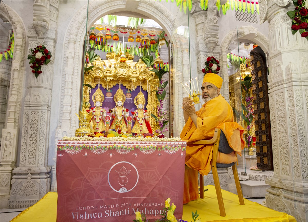 Swamis offered arti to the murtis in the various shrines