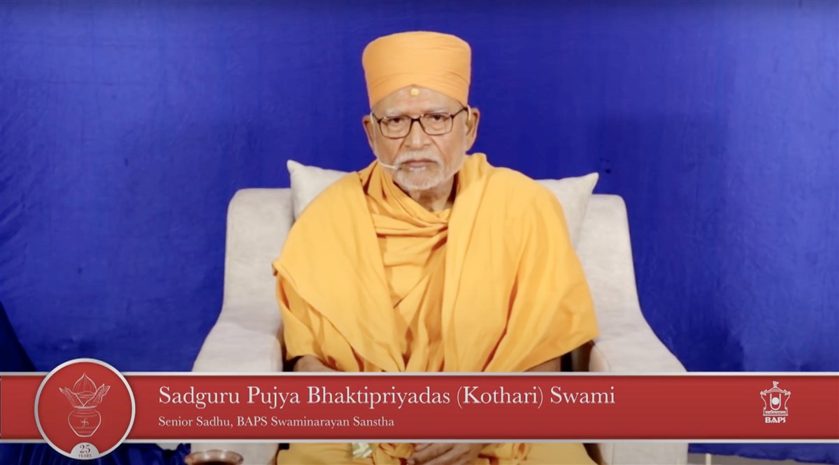 Sadguru Pujya Bhaktipriyadas (Kothari) Swami led the 'sankalp' prayers from Pune, India