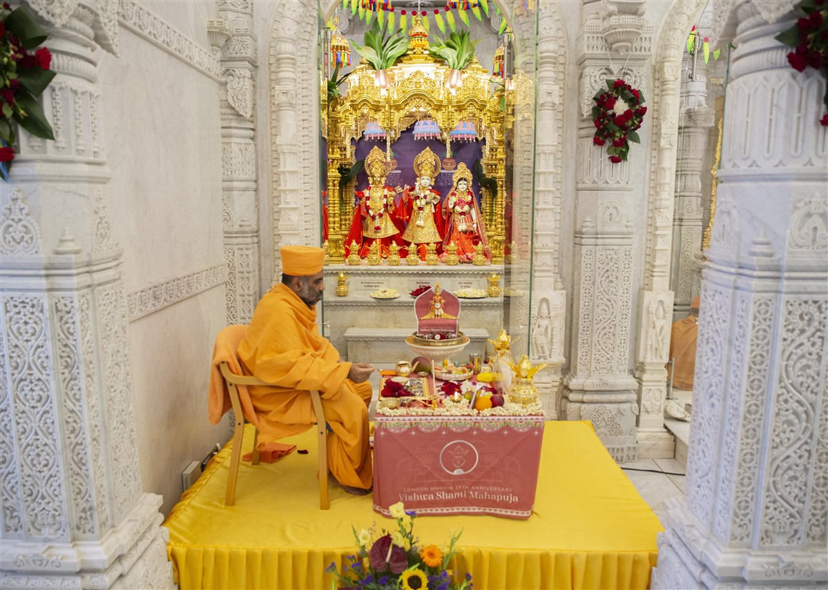 The mahapuja was also performed at the shrine before Shri Harikrishna Maharaj, Shri Krishna Bhagwan and Shri Radhikaji