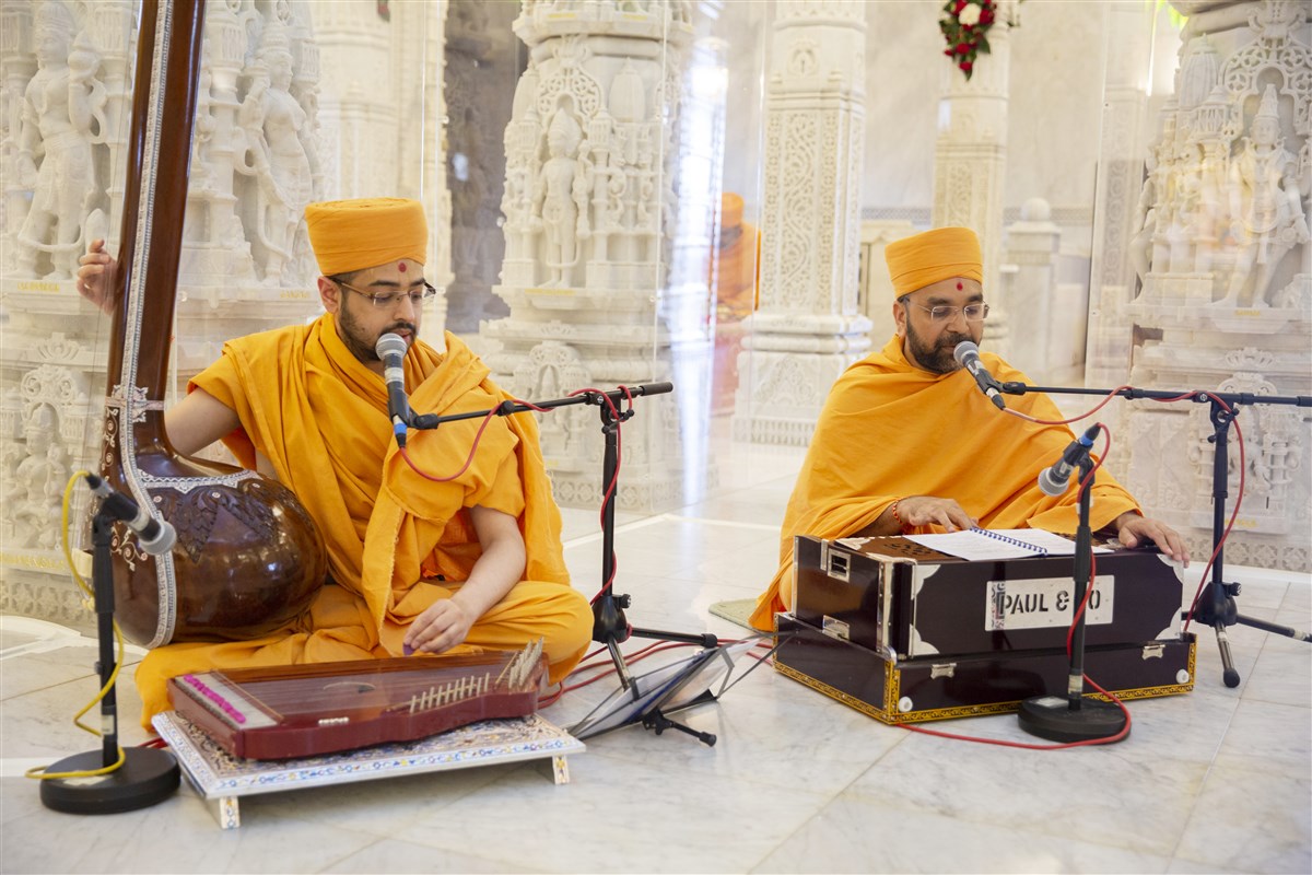 The Vedic mantras were sung harmoniously by swamis to the accompaniment of musical instruments