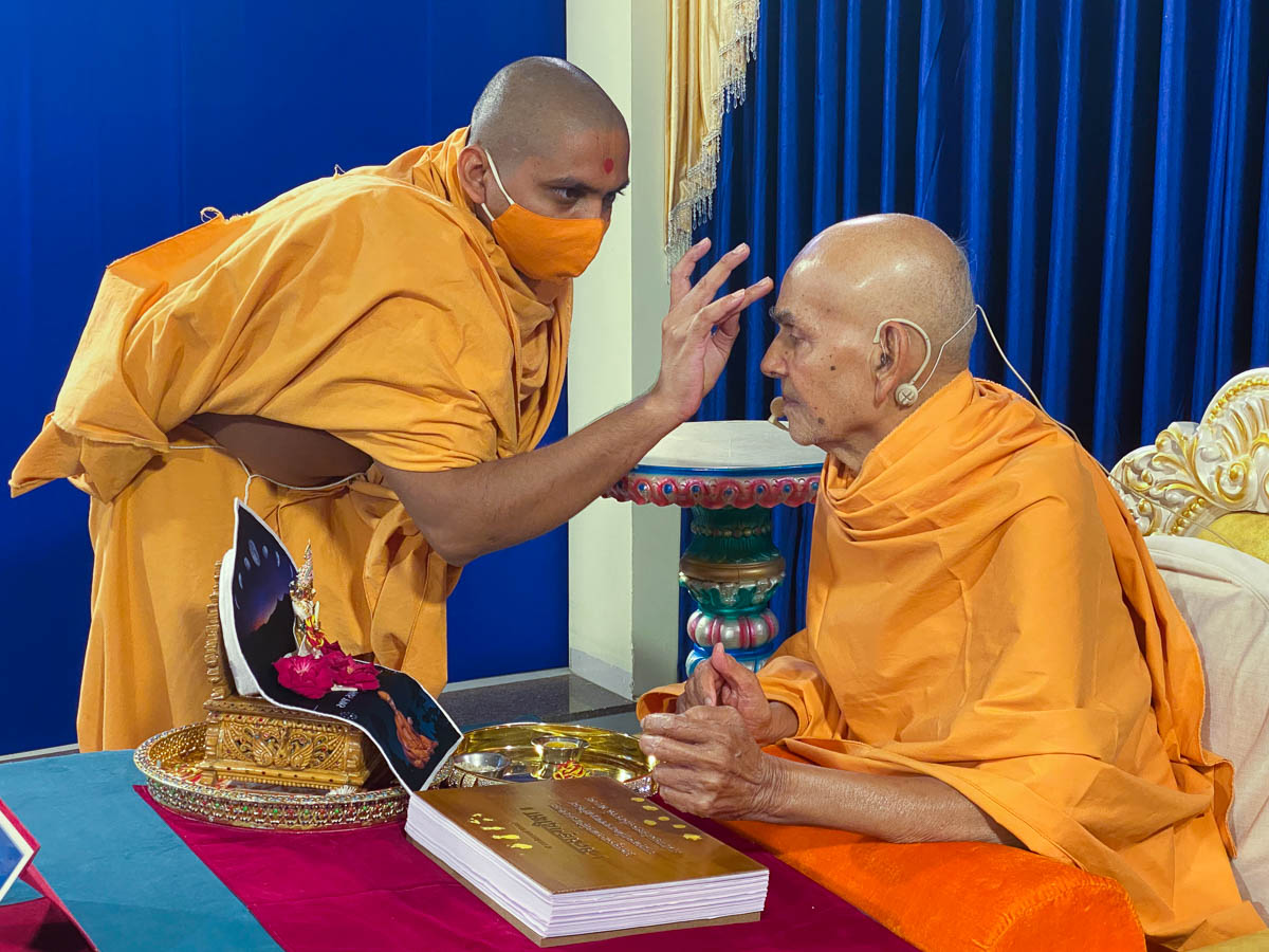 Santoshmurti Swami performs pujan of Swamishri