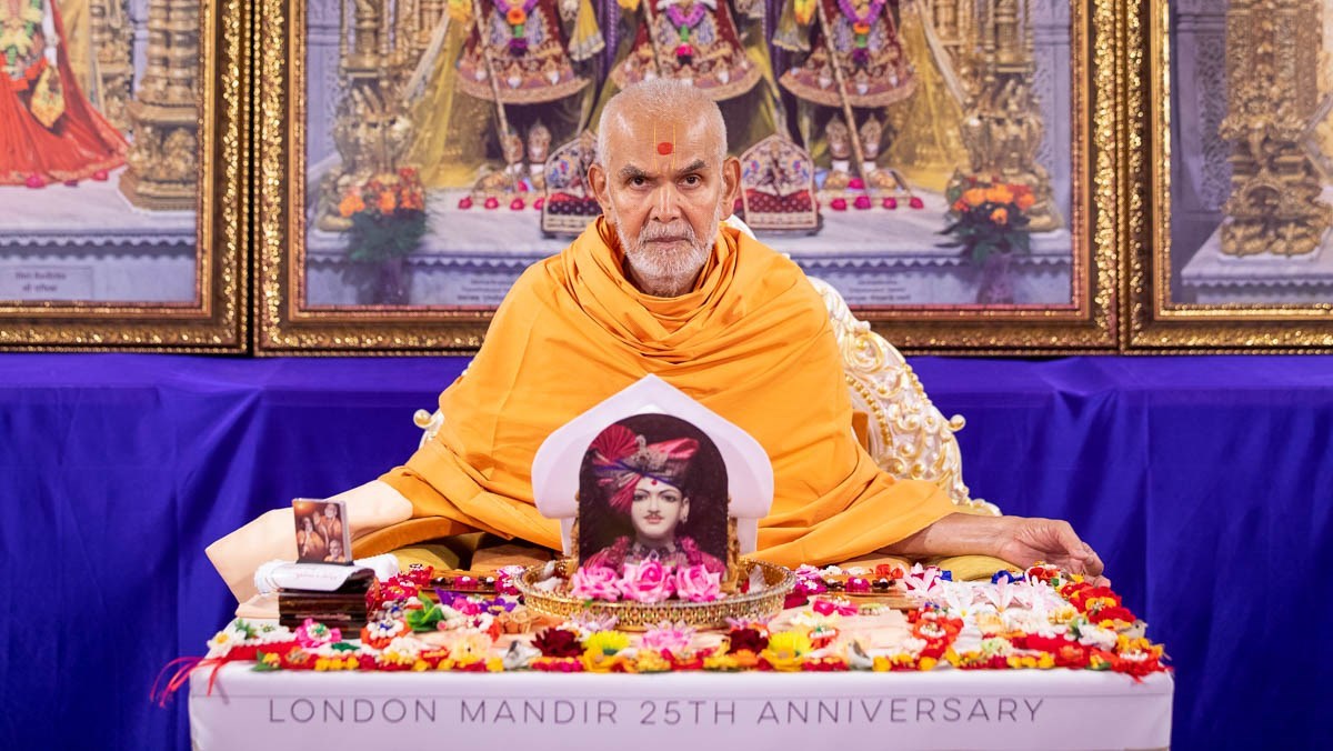 Swamishri listened and watched the kirtan aradhana being relayed live from London during his puja