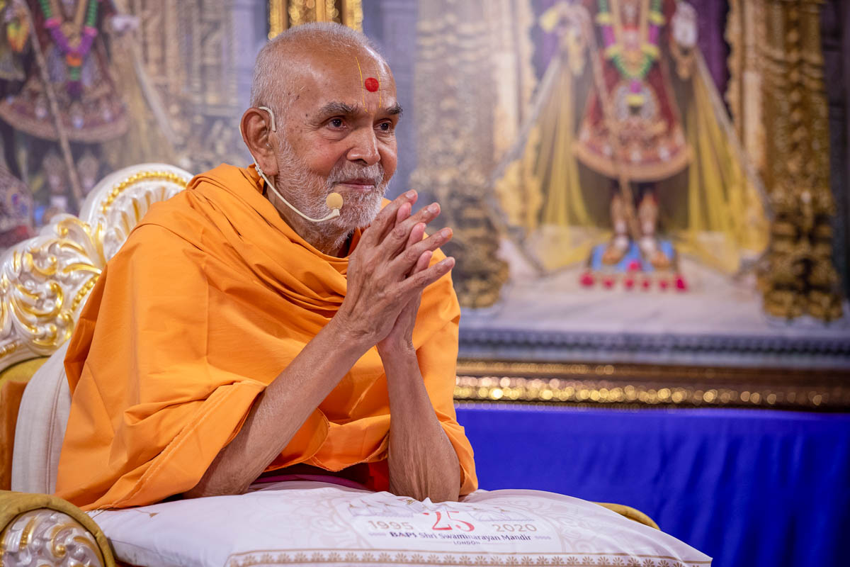 Swamishri greeted the swamis in London with folded hands