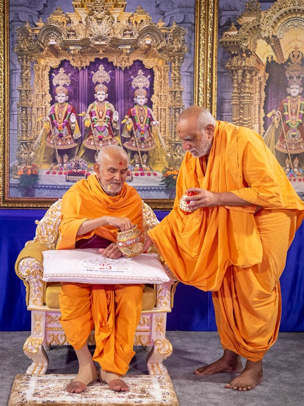 Atmaswarupdas Swami offered Swamishri a kalash of prayers prepared by the devotees of UK & Europe