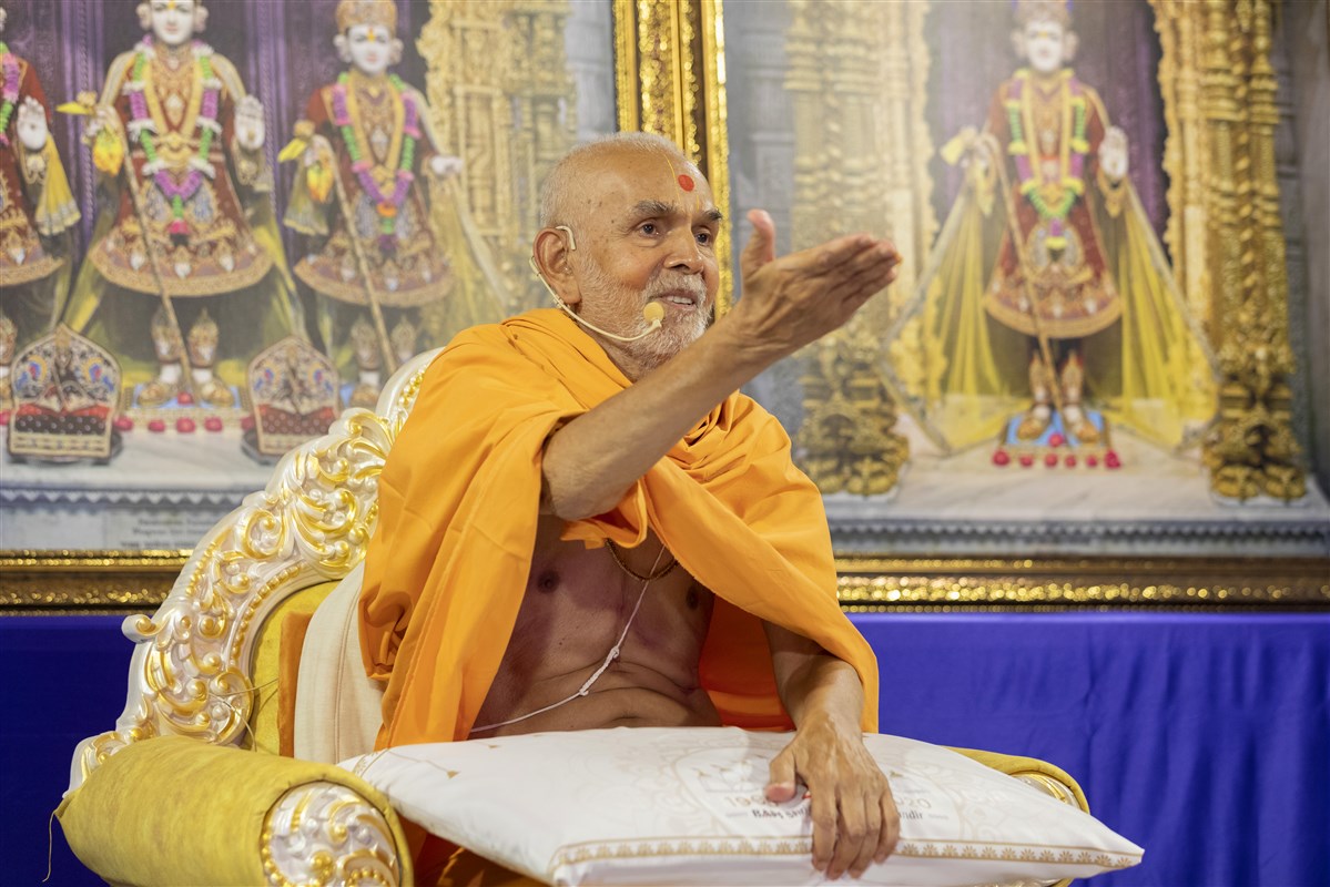 Swamishri interacted with the swamis in London