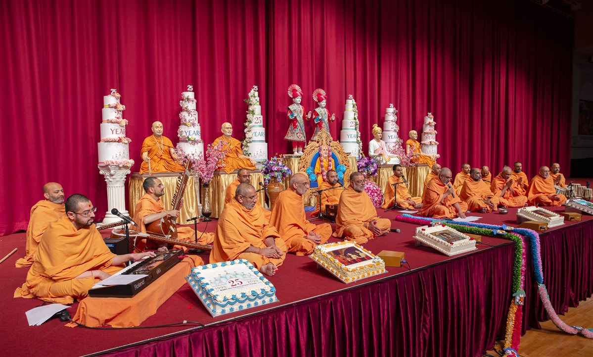 Yogvivekdas Swami led the concluding prayers as Swamishri's puja drew to an end