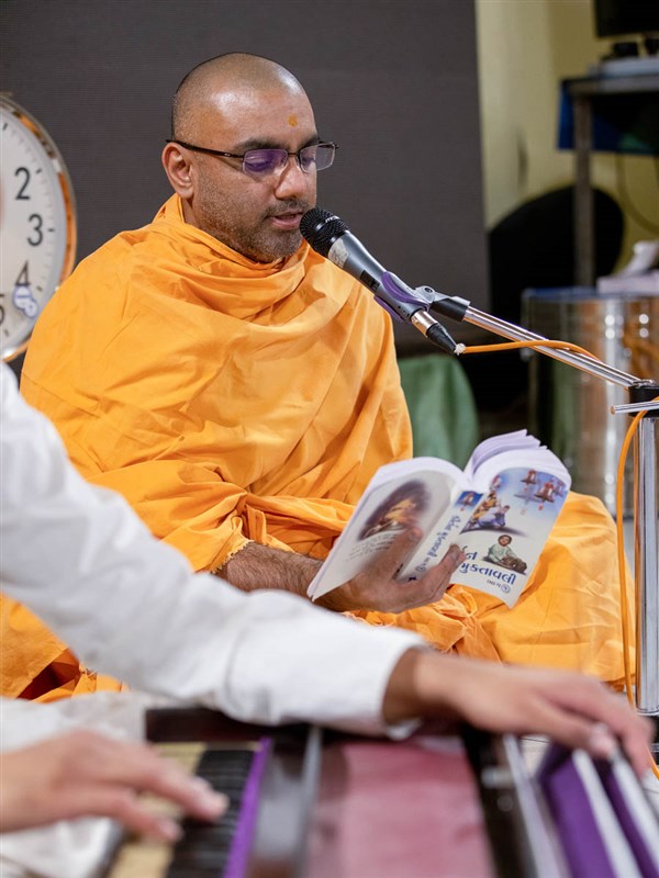 Gurumanan Swami sings a kirtan in Swamishri's morning puja