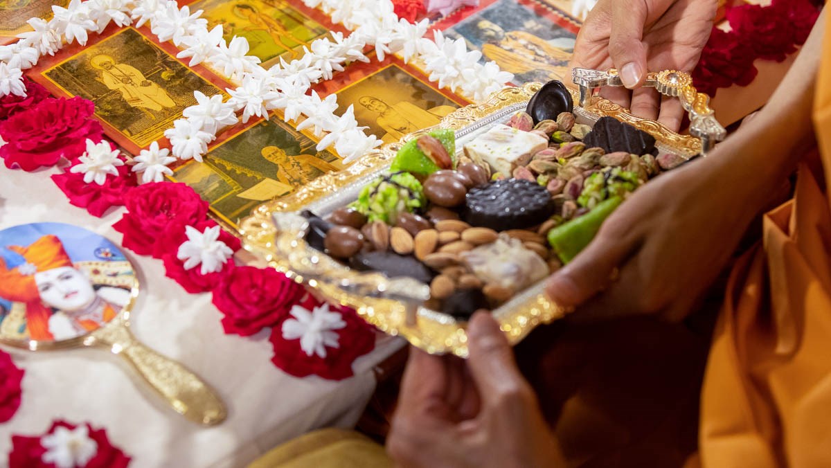 Swamishri offers thal to Shri Guru Parampara