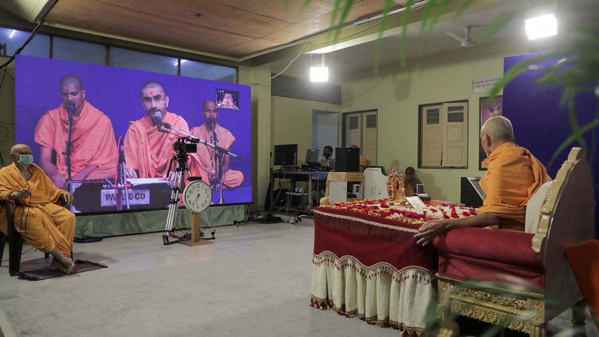 Sadhus at Sarangpur Mandir sing kirtans in Swamishri's puja