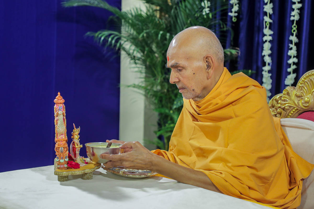 Swamishri offers dudhpak to Shri Harikrishna Maharaj to commemorate Shastriji Maharaj's Smruti Parva