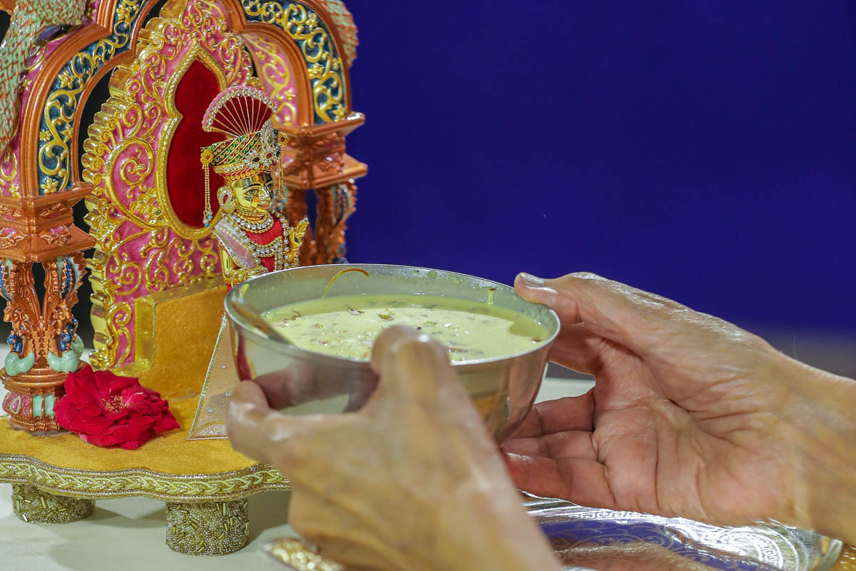 Swamishri offers dudhpak to Shri Harikrishna Maharaj
