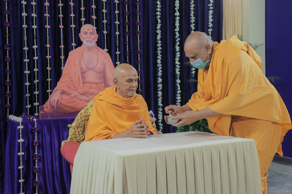 Atmaswarup Swami offers sanctified dudhpak to Swamishri