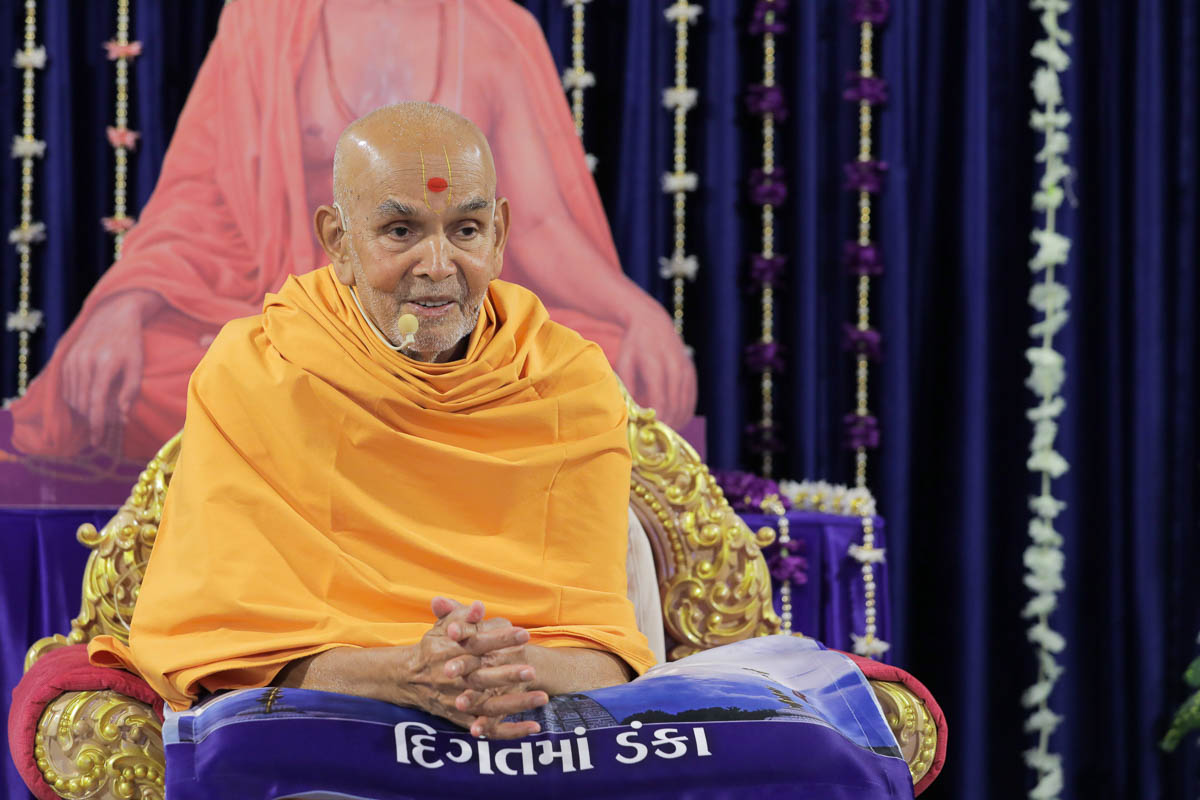 Swamishri gives blessings