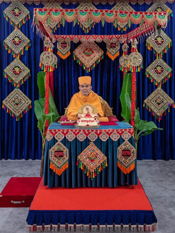 Swamishri seated for the final discourse of the 'Satsang Diksha' parayan