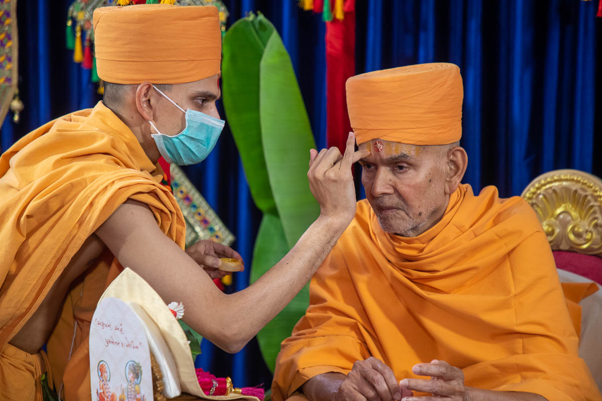 Uttamyogi Swami applies chandan archa to Swamishri