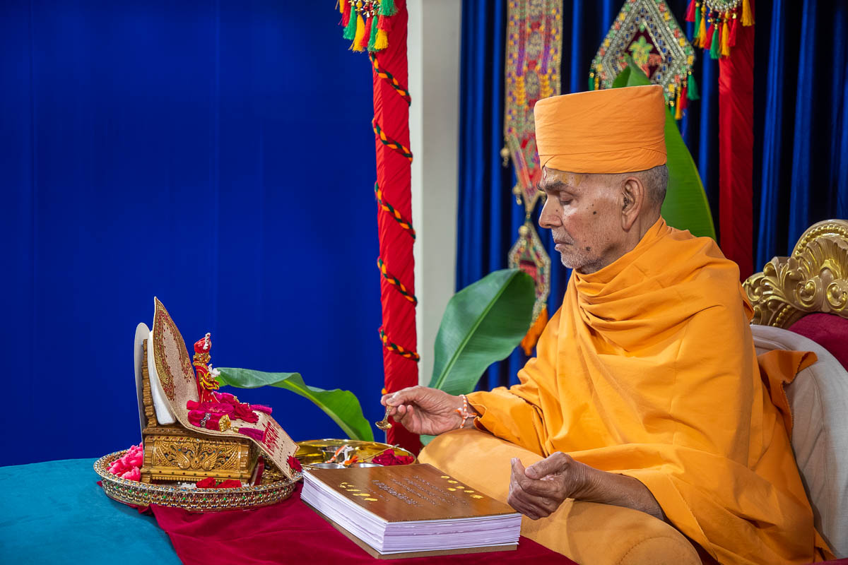 Swamishri performs the parayan pujan rituals