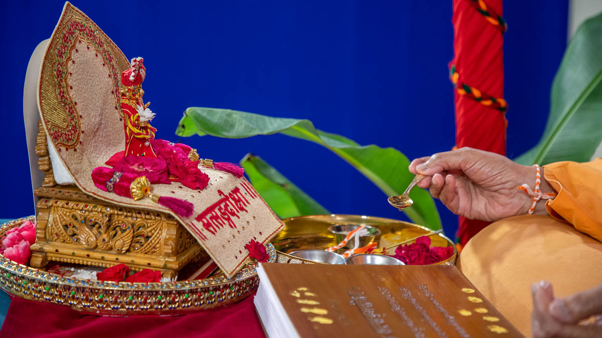 Swamishri performs the parayan pujan rituals