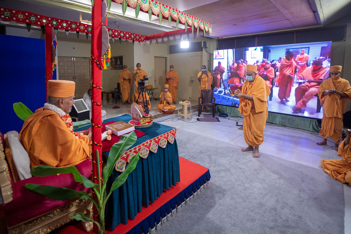 Sadhus perform the parayan arti