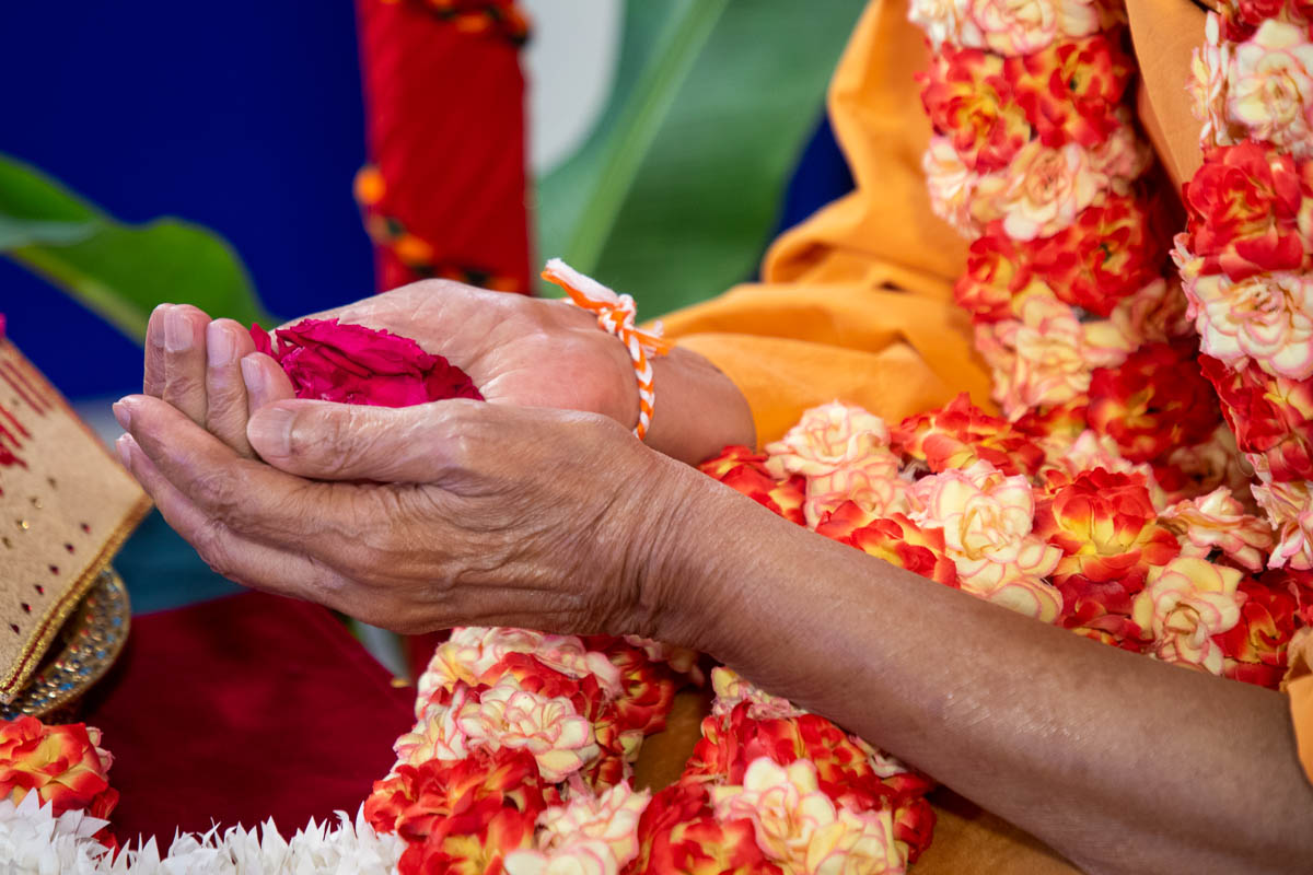 Swamishri offers mantra-pushpanjali