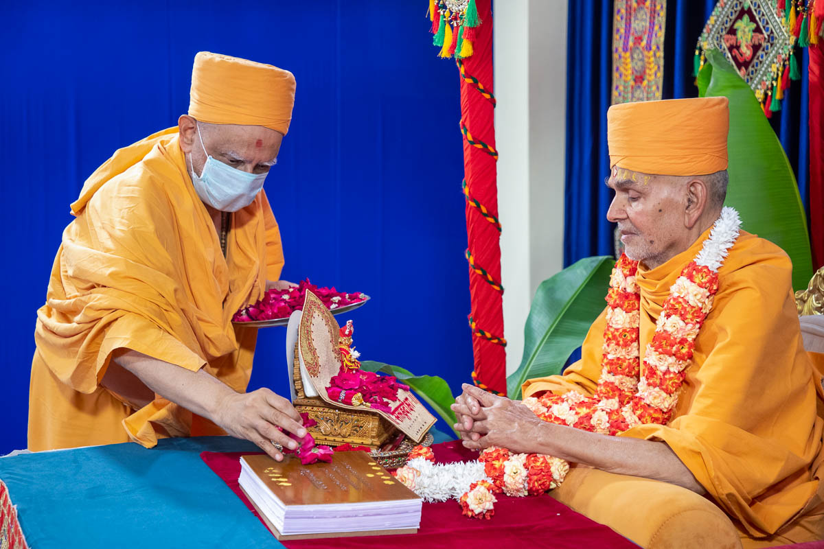 Atmaswarup Swami offers mantra-pushpanjali