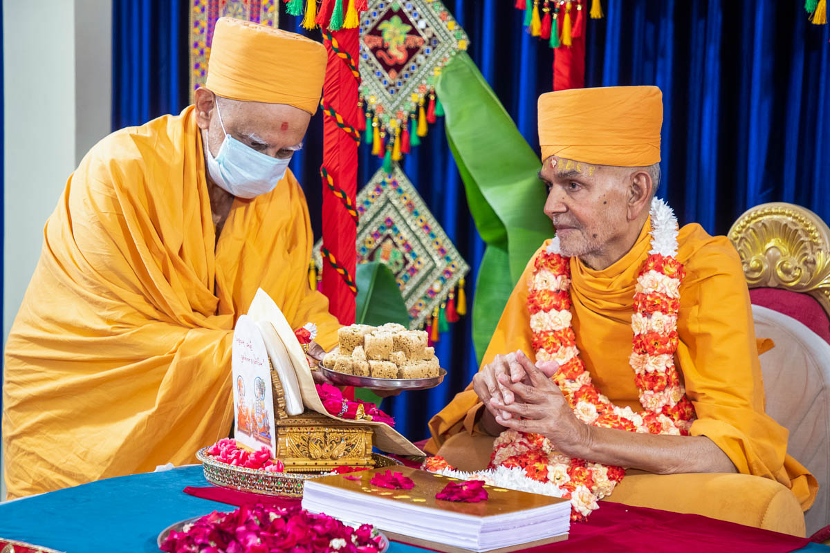 Atmaswarup Swami offers thal to Shri Harikrishna Maharaj