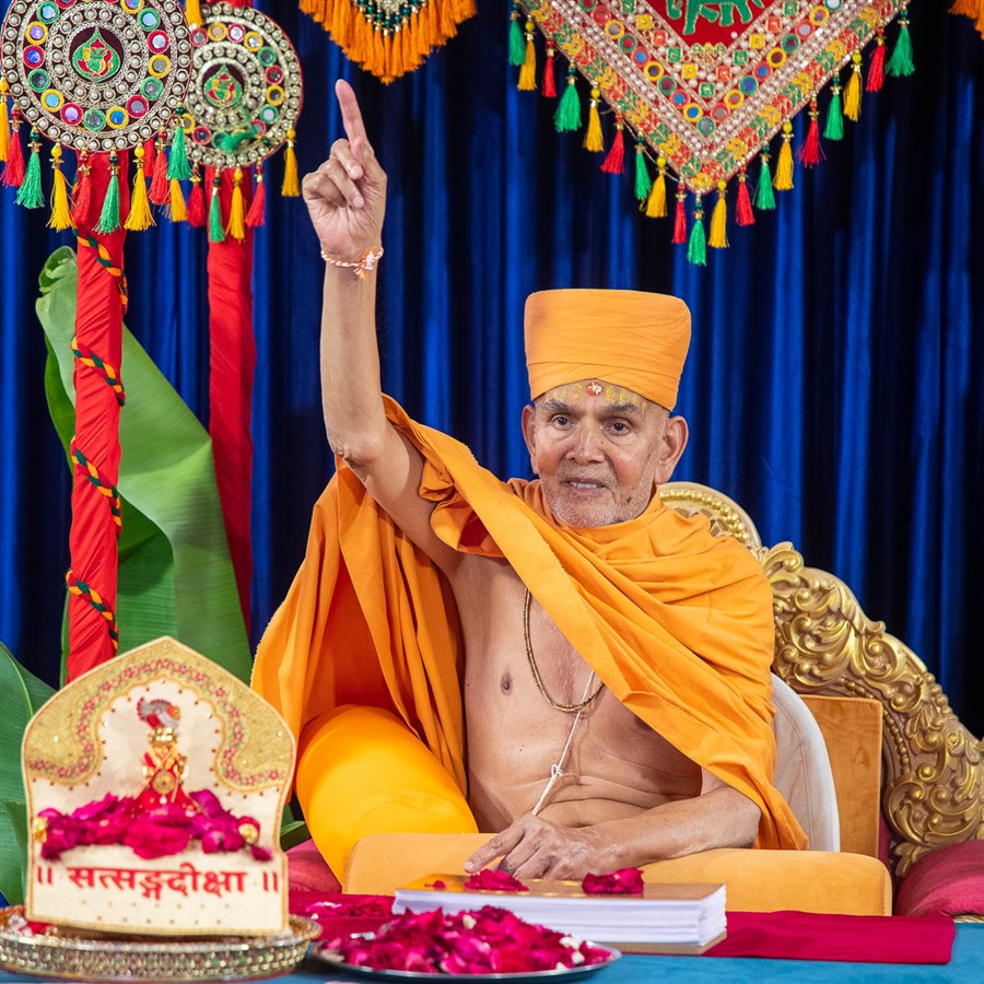 Swamishri hails the Jay of Bhagwan Swaminarayan