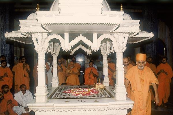  Swamishri doing darshan and pradakshina of memorial shrine of Brahmaswarup Yogiji Maharaj