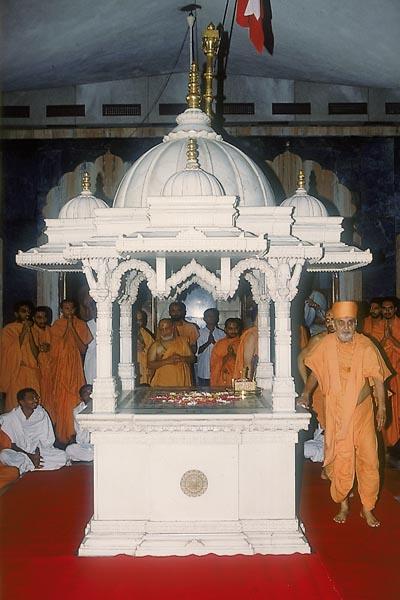 Swamishri doing darshan and pradakshina of memorial shrine of Brahmaswarup Yogiji Maharaj